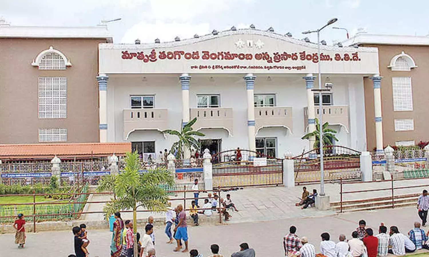 Andhra: तिरुमाला का अन्नप्रसादम प्रतिदिन 1.8 लाख सर्विंग्स तक बढ़ता है Andhra: तिरुमाला का अन्नप्रसादम प्रतिदिन 1.8 लाख सर्विंग्स तक बढ़ता है