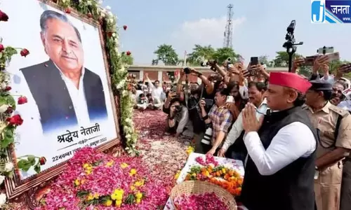 मुलायम सिंह यादव की चौथी पुण्यतिथि पर सैफई पहुंचे अखिलेश मुलायम सिंह यादव की चौथी पुण्यतिथि पर सैफई पहुंचे अखिलेश