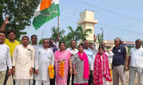 मुगलसराय में कांग्रेस नेता वरुण चौधरी का कार्यकर्ताओं ने किया स्वागत मुगलसराय में कांग्रेस नेता वरुण चौधरी का कार्यकर्ताओं ने किया स्वागत