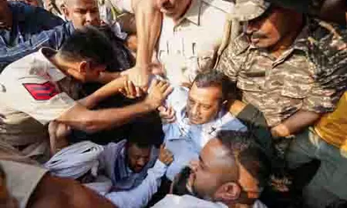दिल्ली में अरविंद केजरीवाल समेत आप के कई नेता हिरासत में लिए गए दिल्ली में अरविंद केजरीवाल समेत आप के कई नेता हिरासत में लिए गए
