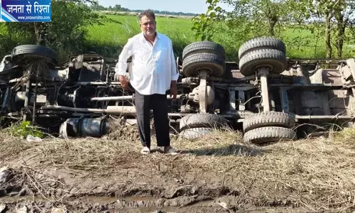 सामने आई कार को बचाने में सामान से भरा ट्रक पलटा, बाल-बाल बचा चालक, बड़ा हादसा टला सामने आई कार को बचाने में सामान से भरा ट्रक पलटा, बाल-बाल बचा चालक, बड़ा हादसा टला