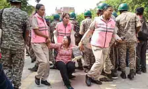 सीजेपी के प्रदर्शन को लेकर दिल्ली में करीब 1,000 लोग हिरासत में लिए गए सीजेपी के प्रदर्शन को लेकर दिल्ली में करीब 1,000 लोग हिरासत में लिए गए