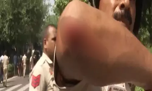 दिल्ली में CJP प्रदर्शन के दौरान पथराव पुलिसकर्मी घायल दिल्ली में CJP प्रदर्शन के दौरान पथराव पुलिसकर्मी घायल