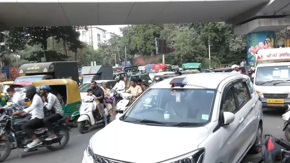CJP प्रदर्शन के दौरान उपद्रव: झंडेवालान इलाके में बस पर पथराव