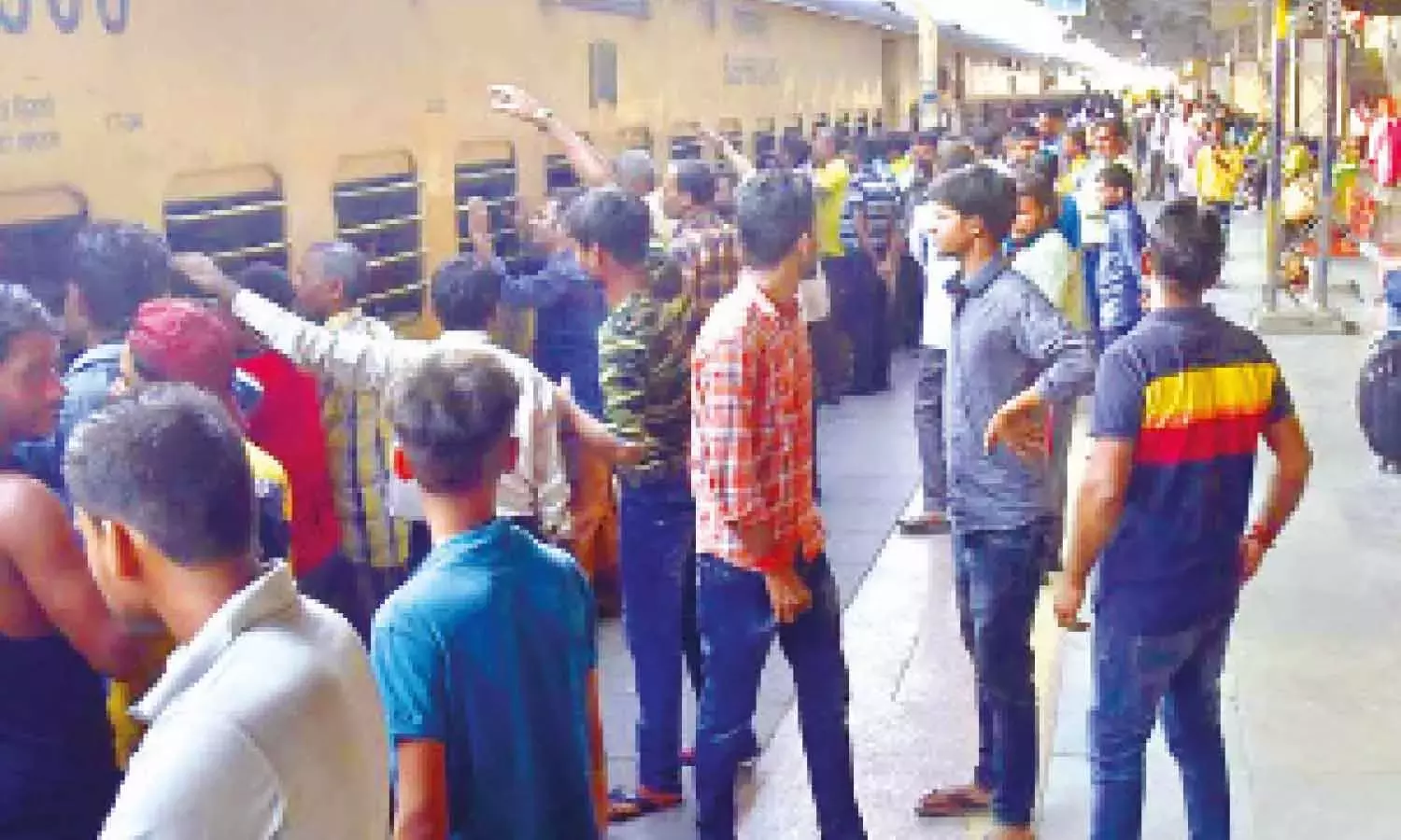 Telangana: दशहरा के लिए परिवारों के घर लौटने के कारण रेलवे और बस स्टेशनों पर भारी भीड़ Telangana: दशहरा के लिए परिवारों के घर लौटने के कारण रेलवे और बस स्टेशनों पर भारी भीड़