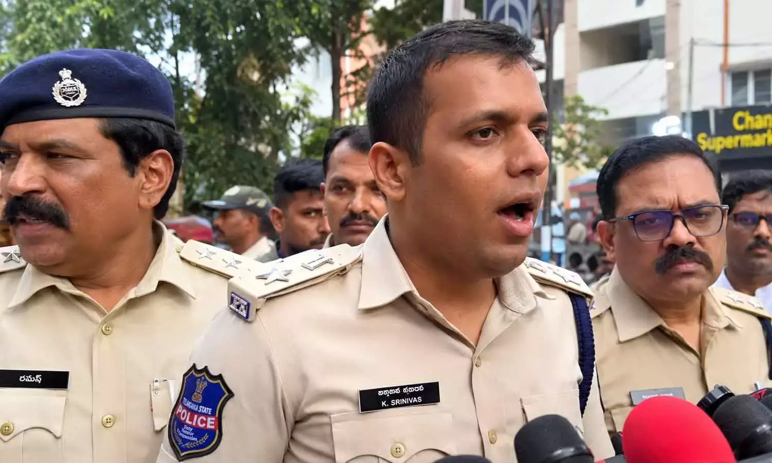 Telangana: गणेश पंडाल विवाद में चारमीनार DCP मुश्किल में Telangana: गणेश पंडाल विवाद में चारमीनार DCP मुश्किल में