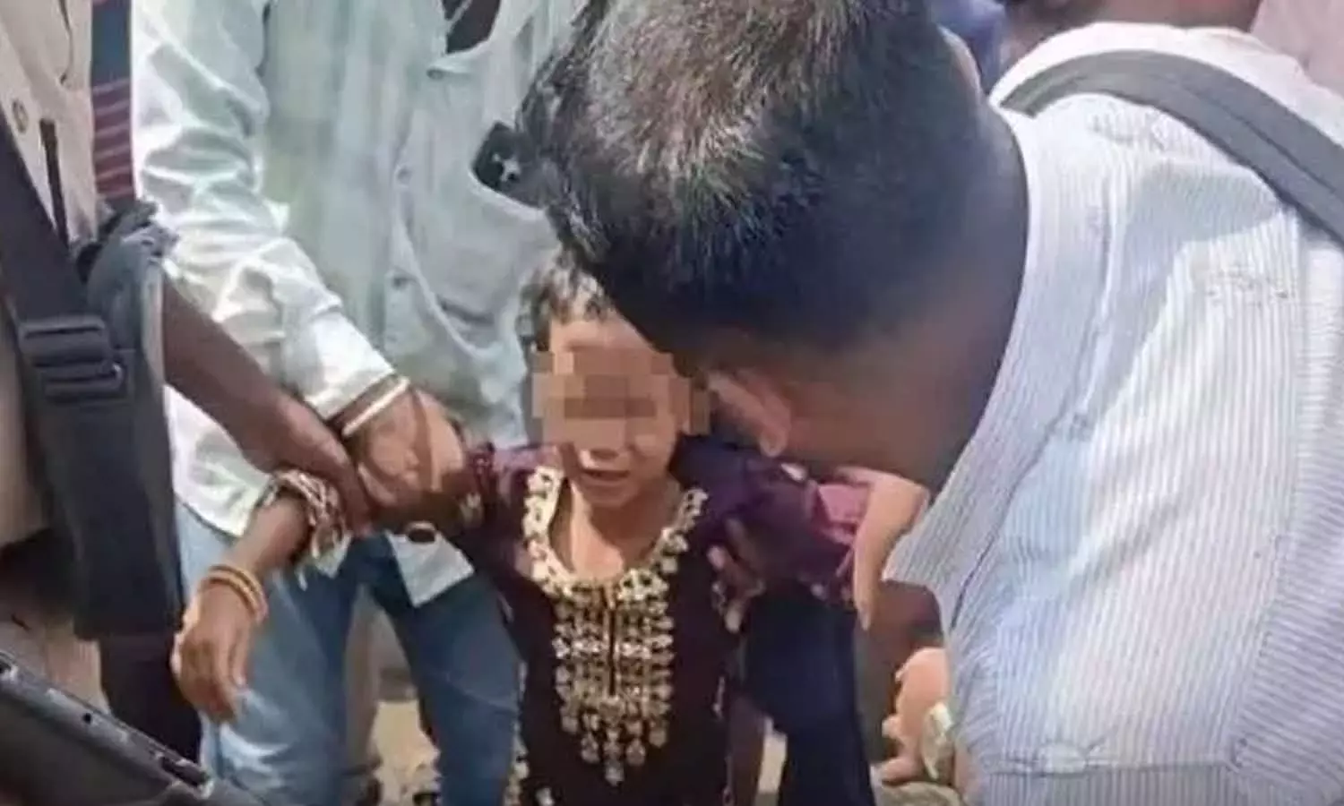 Telangana: ऑटो ड्राइवर ने हुसैन सागर में फेंकी गई लड़की की जान बचाई Telangana: ऑटो ड्राइवर ने हुसैन सागर में फेंकी गई लड़की की जान बचाई