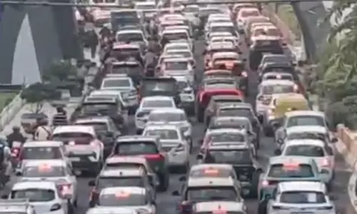 CJP के विरोध-प्रदर्शन से चिल्ला बॉर्डर पर ट्रैफिक जाम, वाहनों की लगी कतार: VIDEO