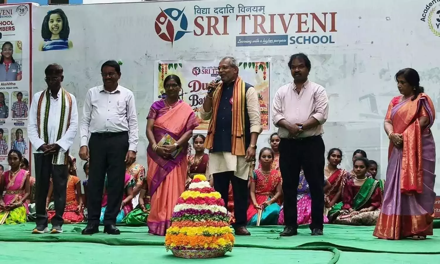 Telangana: श्री त्रिवेणी स्कूल में बथुकम्मा, दशहरा धूमधाम से मनाया गया