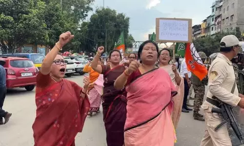 मणिपुर: बीजेपी महिला विंग का प्रदर्शन, मांगी सांसद अकोइजम से इस्तीफा मणिपुर: बीजेपी महिला विंग का प्रदर्शन, मांगी सांसद अकोइजम से इस्तीफा