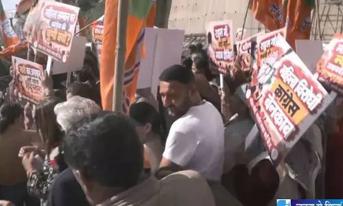 शिमला में कांग्रेस मुख्यालय के बाहर BJP महिला मोर्चा का प्रदर्शन