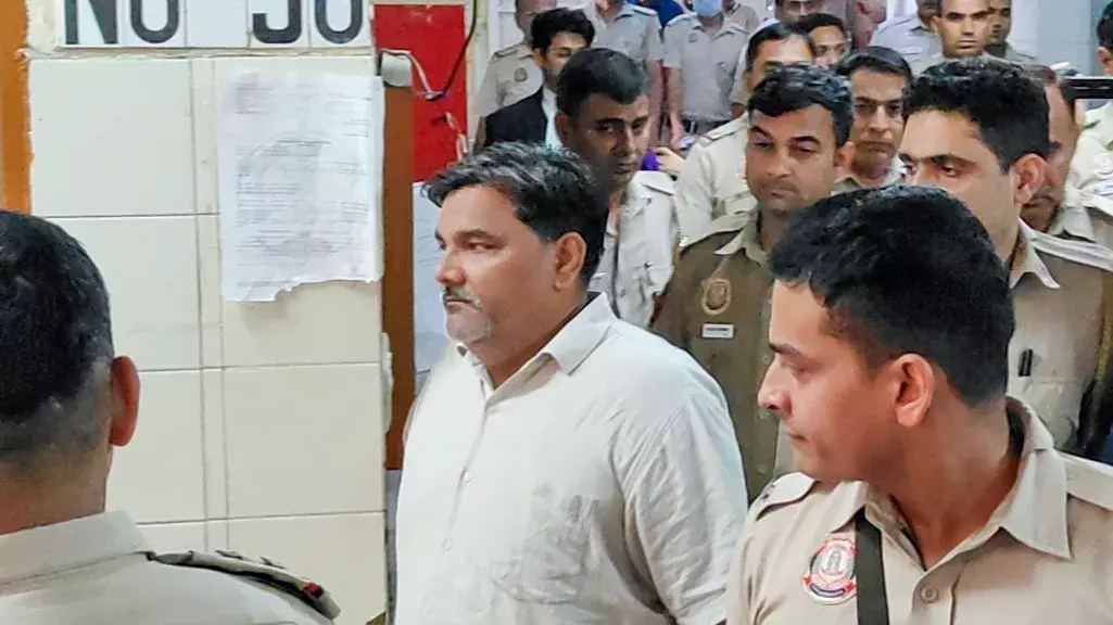 दिल्ली दंगे: अदालत का फैसला, हिंसा भड़काने में ताहिर हुसैन दोषी दिल्ली दंगे: अदालत का फैसला, हिंसा भड़काने में ताहिर हुसैन दोषी