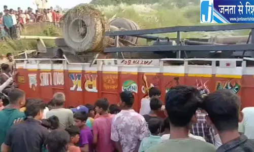 टैंकर पलटा, पेट्रोल लूटने को उमड़े लोग