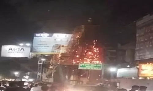 रायपुर के दुर्गा पंडाल मे लगी भीषण आग रायपुर के दुर्गा पंडाल मे लगी भीषण आग