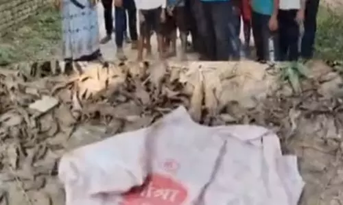 झोले में मिला लावारिस नवजात, रोने की आवाज सुनकर पहुंचे ग्रामीण