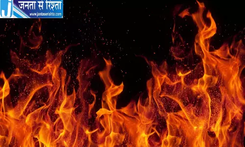 पड़ोसी महिला को लगाई आग, नाली में कूदकर बची पड़ोसी महिला को लगाई आग, नाली में कूदकर बची