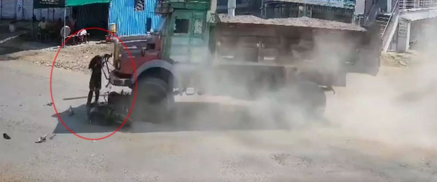 एक्सीडेंट LIVE वीडियो! मौत को सामने देख नहीं घबराई युवती, ट्रक का बंपर पकड़कर बची जिंदगी एक्सीडेंट LIVE वीडियो! मौत को सामने देख नहीं घबराई युवती, ट्रक का बंपर पकड़कर बची जिंदगी