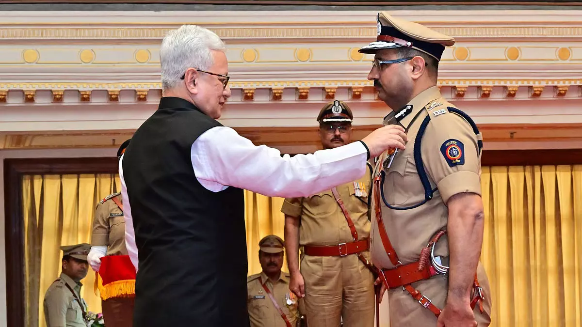 महाराष्ट्र में 103 पुलिस अधिकारियों और जवानों को मिला सम्मान महाराष्ट्र में 103 पुलिस अधिकारियों और जवानों को मिला सम्मान