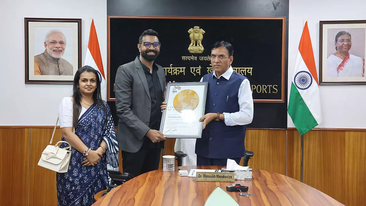 ठाणे के ‘साइकिल मेयर’ चिराग शाह को केंद्रीय मंत्री मनसुख मांडविया ने किया सम्मानित ठाणे के ‘साइकिल मेयर’ चिराग शाह को केंद्रीय मंत्री मनसुख मांडविया ने किया सम्मानित
