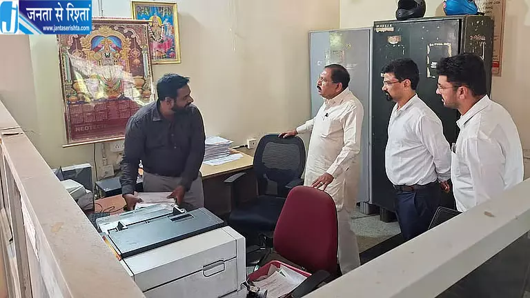कर्नाटक के डिप्टी सीएम का तहसील कार्यालय में औचक निरीक्षण कर्नाटक के डिप्टी सीएम का तहसील कार्यालय में औचक निरीक्षण