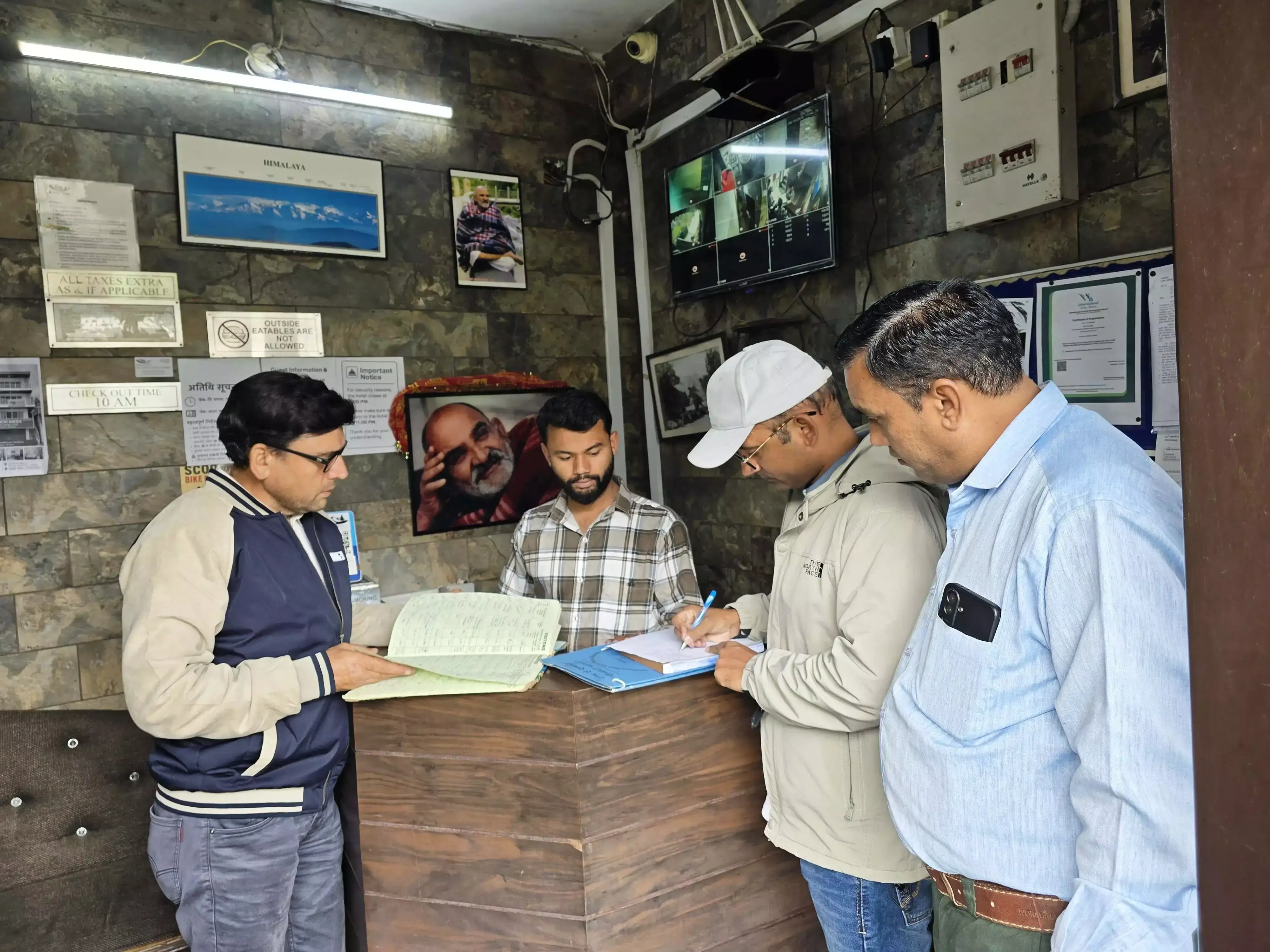 होटल-गेस्ट हाउसों में मिलीं अनियमितताएं, नैनीताल में छह पर जुर्माना होटल-गेस्ट हाउसों में मिलीं अनियमितताएं, नैनीताल में छह पर जुर्माना