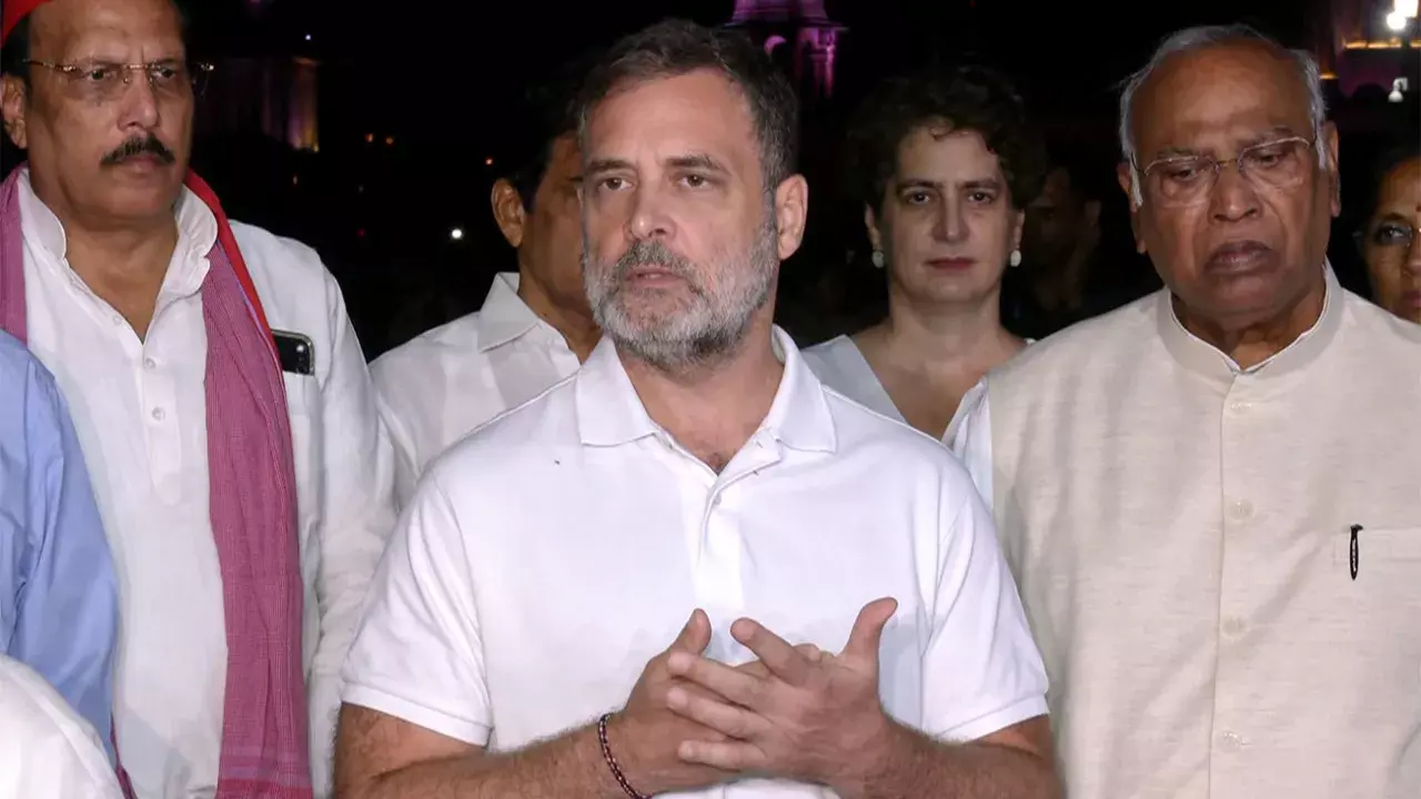 राजनीतिक बहस: राष्ट्रपति से मुलाकात पर सियासत, NDA ने साधा कांग्रेस पर निशाना राजनीतिक बहस: राष्ट्रपति से मुलाकात पर सियासत, NDA ने साधा कांग्रेस पर निशाना