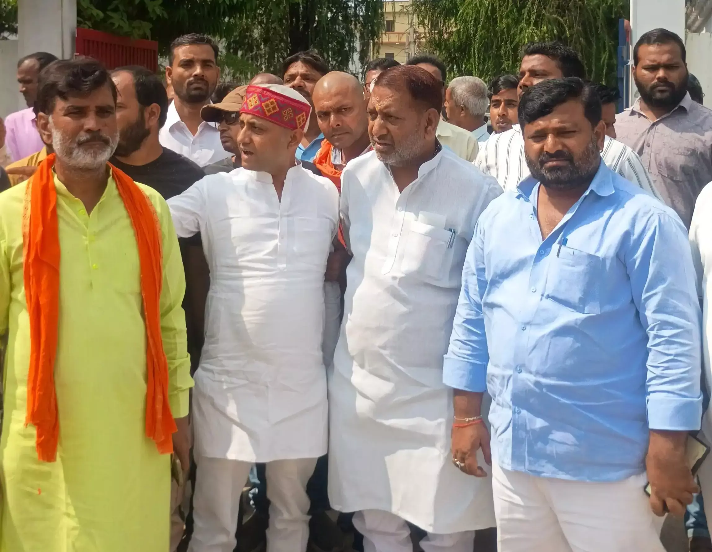 देवरिया में ईओ से मारपीट, अपहरण की कोशिश का आरोप देवरिया में ईओ से मारपीट, अपहरण की कोशिश का आरोप
