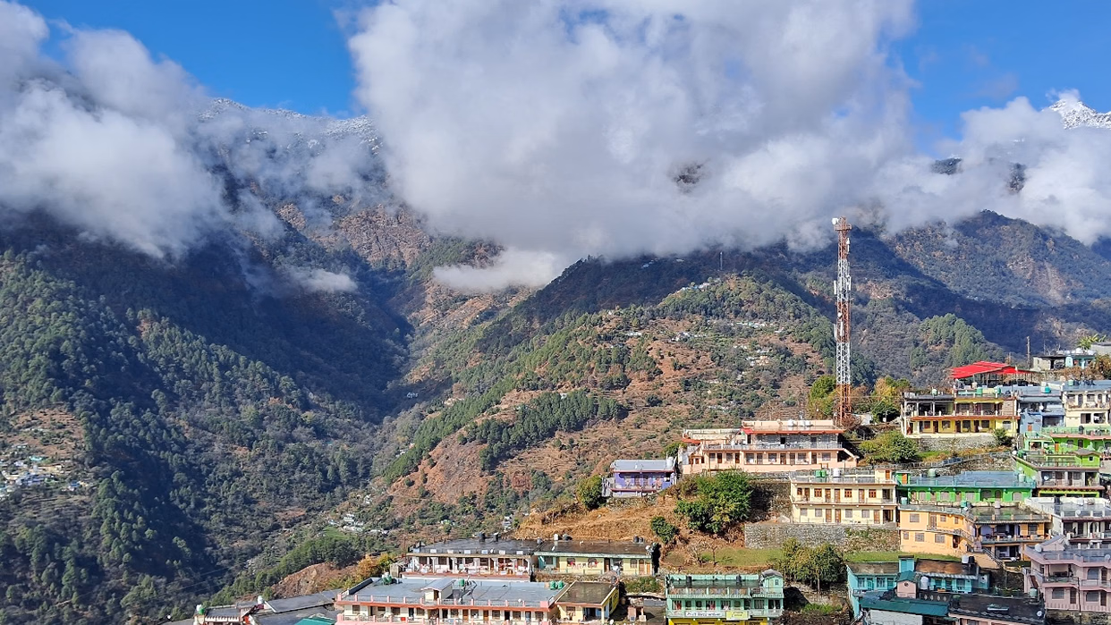 उत्तराखंड में मौसम का दोहरा मिजाज, पहाड़ों में बारिश-बर्फबारी के आसार उत्तराखंड में मौसम का दोहरा मिजाज, पहाड़ों में बारिश-बर्फबारी के आसार