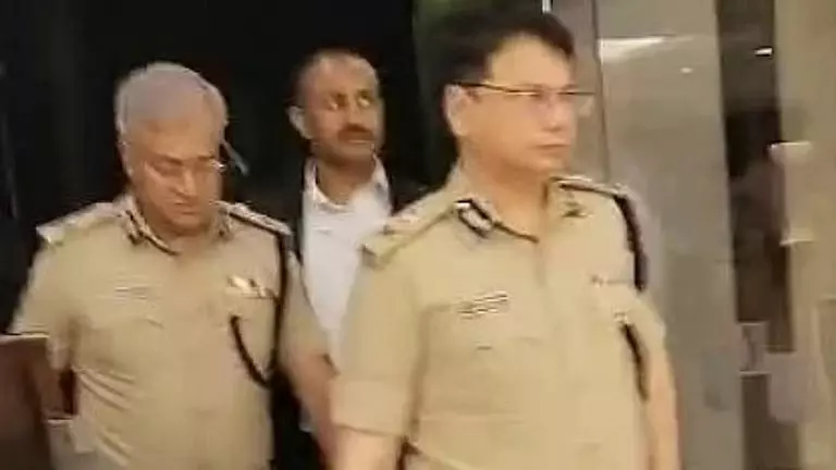 बेंगलुरु में देर रात पुलिस का बड़ा ऑपरेशन, 500 पब-बार की जांच, 1500 पुलिसकर्मी रहे तैनात बेंगलुरु में देर रात पुलिस का बड़ा ऑपरेशन, 500 पब-बार की जांच, 1500 पुलिसकर्मी रहे तैनात