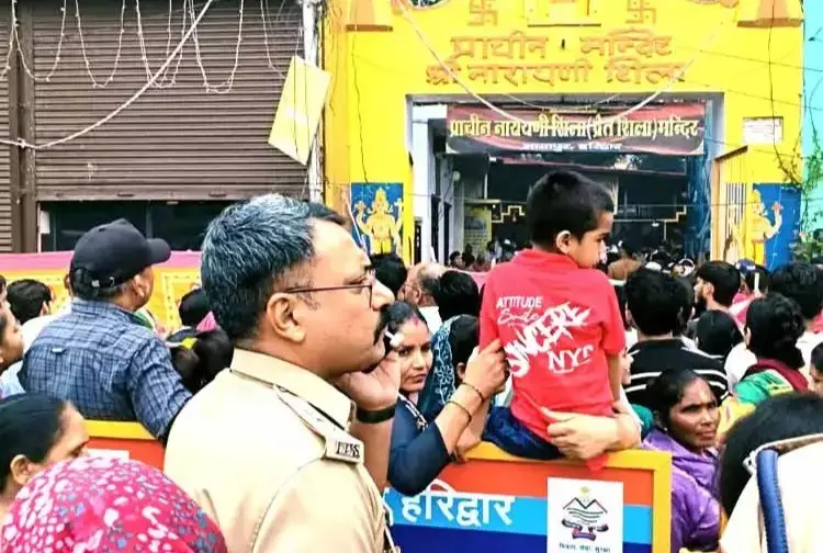 हरिद्वार में पितरों के तर्पण के लिए पहुंचे हजारों श्रद्धालु हरिद्वार में पितरों के तर्पण के लिए पहुंचे हजारों श्रद्धालु