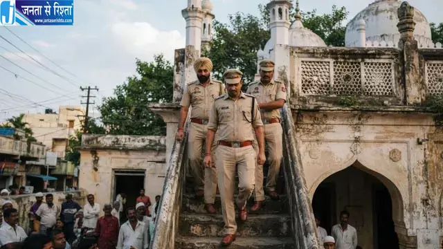 मस्जिद की छत पर शराब पीता दिखा पुलिसकर्मी, वीडियो वायरल होते ही कॉन्स्टेबल सस्पेंड मस्जिद की छत पर शराब पीता दिखा पुलिसकर्मी, वीडियो वायरल होते ही कॉन्स्टेबल सस्पेंड