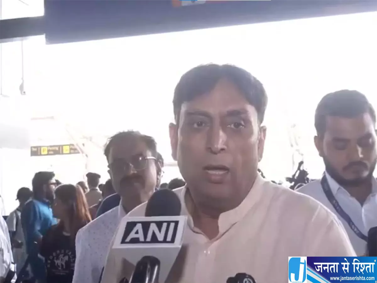फ्लाइट में इंकलाब जिंदाबाद के नारे यात्री भड़का फ्लाइट में इंकलाब जिंदाबाद के नारे यात्री भड़का