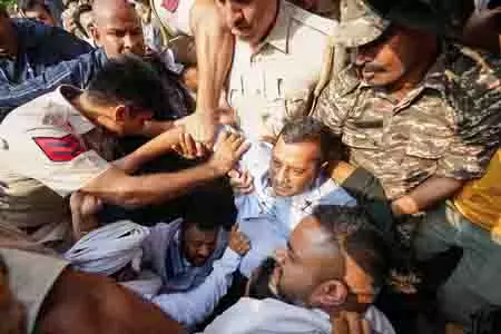दिल्ली में अरविंद केजरीवाल समेत आप के कई नेता हिरासत में लिए गए दिल्ली में अरविंद केजरीवाल समेत आप के कई नेता हिरासत में लिए गए