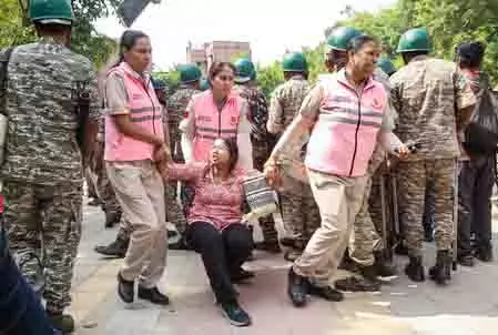 सीजेपी के प्रदर्शन को लेकर दिल्ली में करीब 1,000 लोग हिरासत में लिए गए सीजेपी के प्रदर्शन को लेकर दिल्ली में करीब 1,000 लोग हिरासत में लिए गए