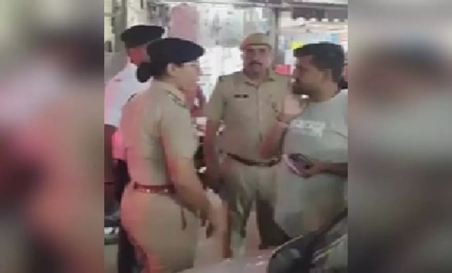 ‘थप्पड़बाज’ महिला पुलिस अफसर, मारा वकील को थप्पड़ ‘थप्पड़बाज’ महिला पुलिस अफसर, मारा वकील को थप्पड़