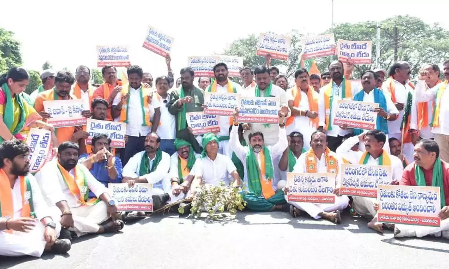 Telangana: बिजली कटौती को लेकर बीजेपी किसान मोर्चा का विरोध प्रदर्शन Telangana: बिजली कटौती को लेकर बीजेपी किसान मोर्चा का विरोध प्रदर्शन