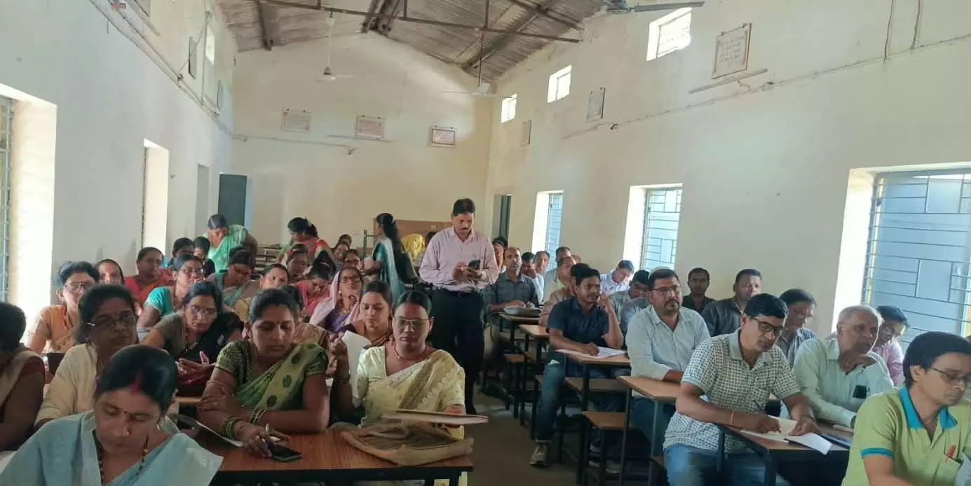 मतदाता सूची में नाम जोड़ने के लिए बीएलओ को दिया गया प्रशिक्षण मतदाता सूची में नाम जोड़ने के लिए बीएलओ को दिया गया प्रशिक्षण