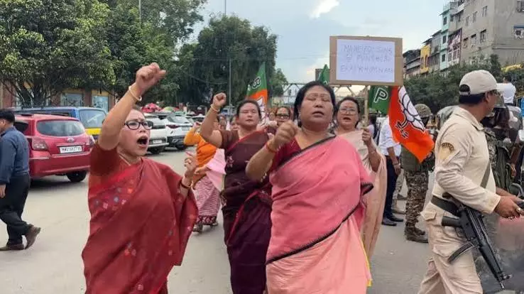 मणिपुर: बीजेपी महिला विंग का प्रदर्शन, मांगी सांसद अकोइजम से इस्तीफा मणिपुर: बीजेपी महिला विंग का प्रदर्शन, मांगी सांसद अकोइजम से इस्तीफा