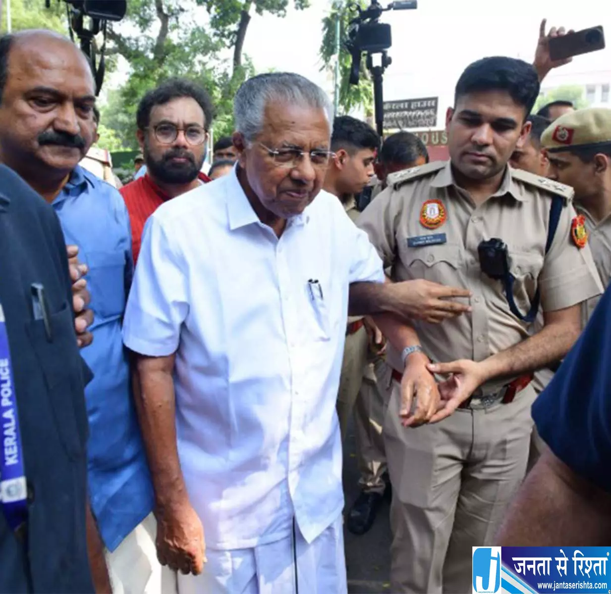 दिल्ली में CM पिनाराई विजयन हिरासत में सियासी विवाद दिल्ली में CM पिनाराई विजयन हिरासत में सियासी विवाद
