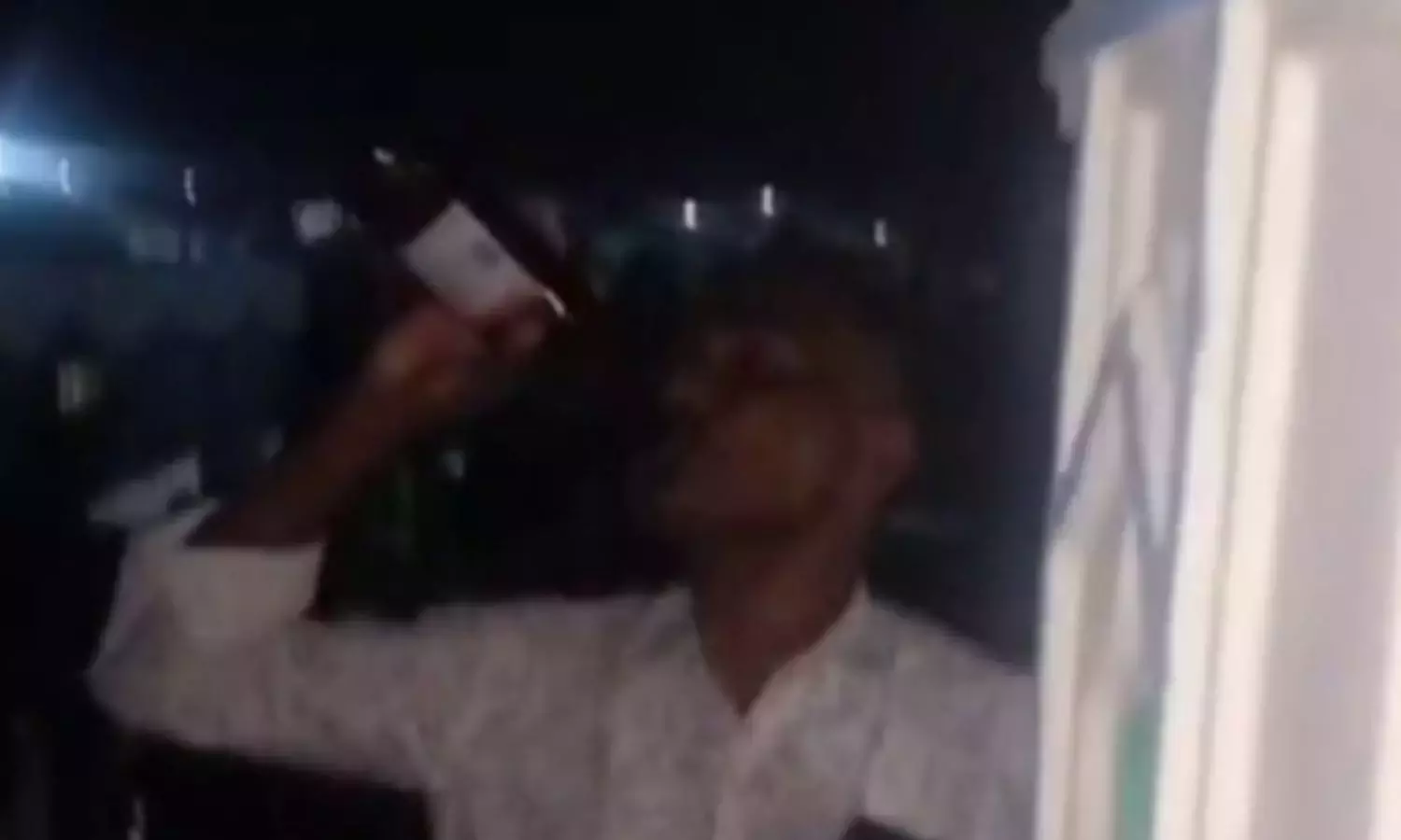 मस्जिद की छत पर शराब पीने के आरोप में कर्नाटक पुलिस का कॉन्स्टेबल सस्पेंड मस्जिद की छत पर शराब पीने के आरोप में कर्नाटक पुलिस का कॉन्स्टेबल सस्पेंड