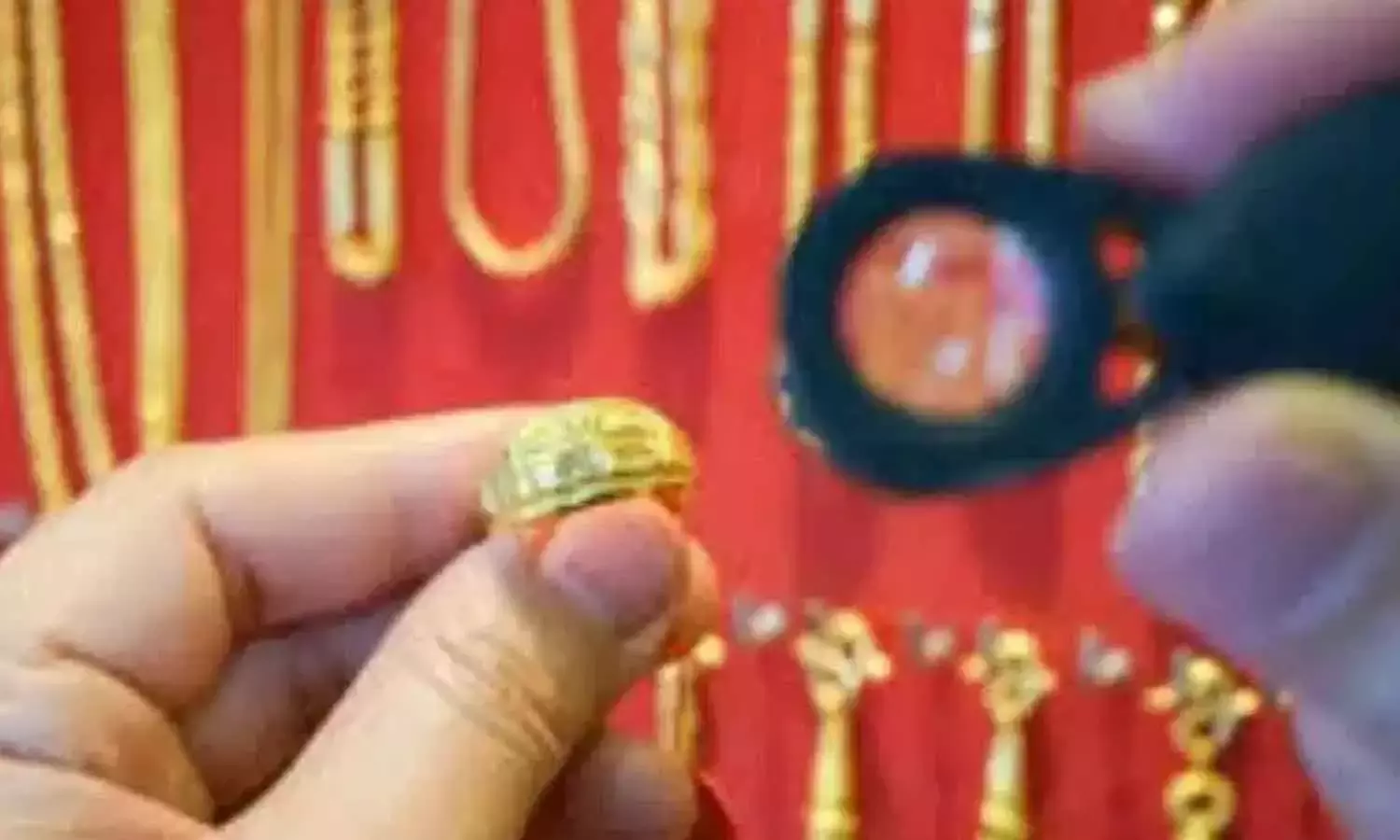 दिव्य स्वर्ण घोटाले में सुनार के साथ कथित तौर पर 1.3 करोड़ रुपये की धोखाधड़ी दिव्य स्वर्ण घोटाले में सुनार के साथ कथित तौर पर 1.3 करोड़ रुपये की धोखाधड़ी
