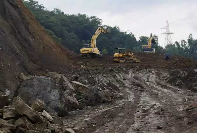 NH-2 फेसामा भूस्खलन: तीन महीने बाद सड़क बहाली का काम शुरू NH-2 फेसामा भूस्खलन: तीन महीने बाद सड़क बहाली का काम शुरू