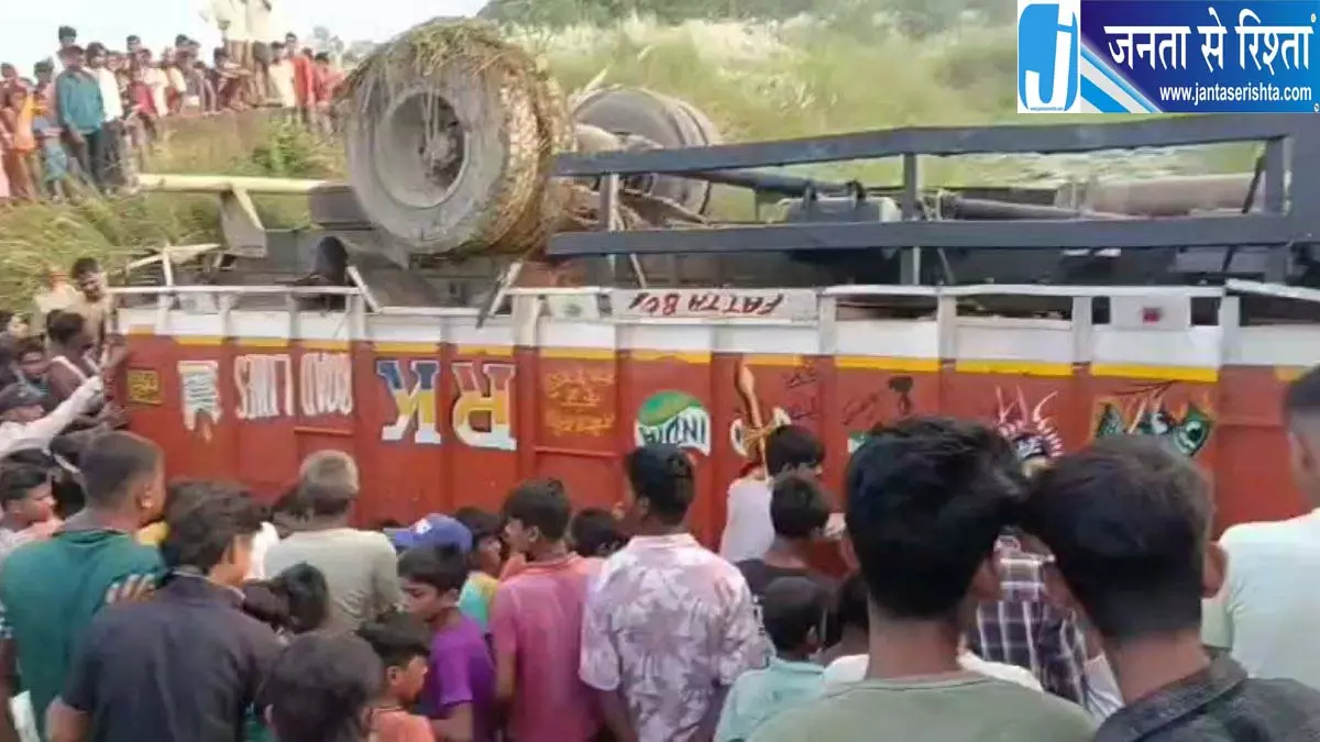 टैंकर पलटा, पेट्रोल लूटने को उमड़े लोग टैंकर पलटा, पेट्रोल लूटने को उमड़े लोग