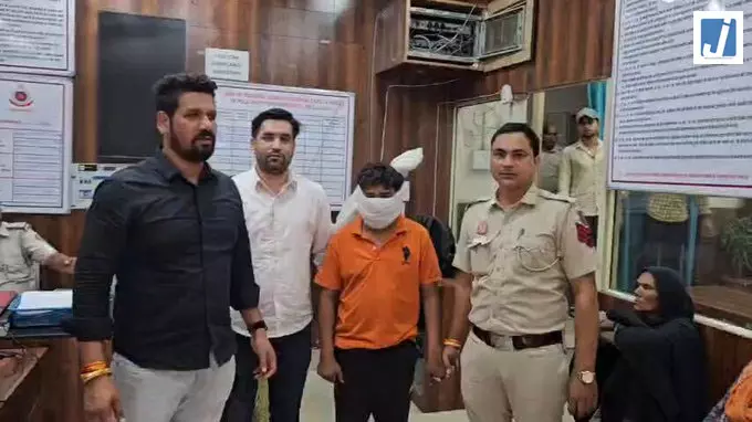 मंदिर से लौट रही बुजुर्ग महिला की चेन झपटने वाला बदमाश गिरफ्तार मंदिर से लौट रही बुजुर्ग महिला की चेन झपटने वाला बदमाश गिरफ्तार