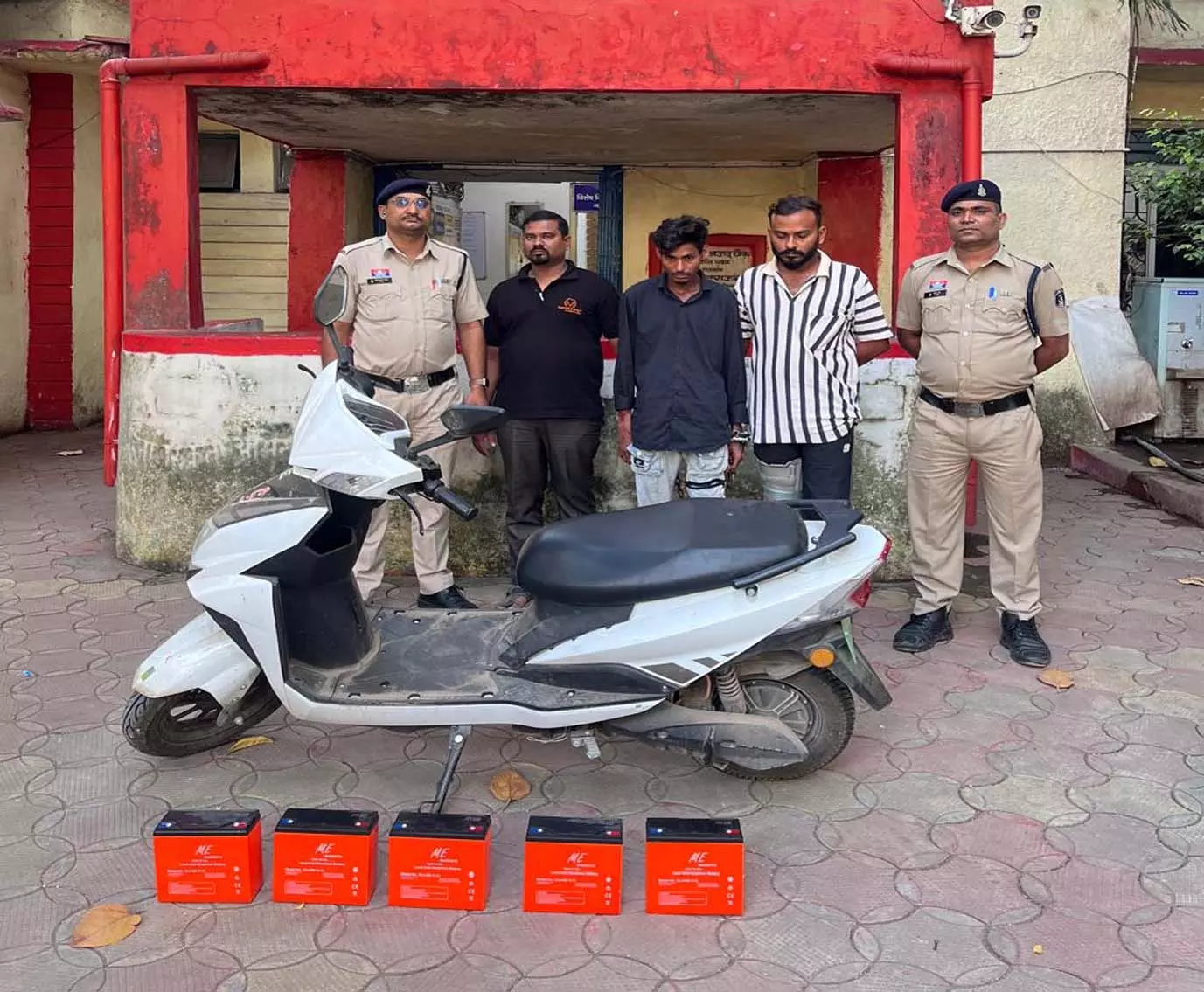 रायपुर में इलेक्ट्रिक स्कूटी चोरी का खुलासा, 3 आरोपी गिरफ्तार रायपुर में इलेक्ट्रिक स्कूटी चोरी का खुलासा, 3 आरोपी गिरफ्तार
