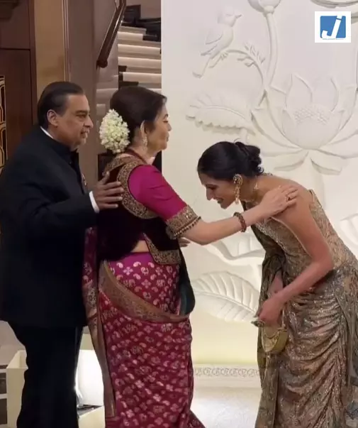 स्वदेश के एक साल पूरे, नीता अंबानी ने कारीगरों को दिया खास सम्मान स्वदेश के एक साल पूरे, नीता अंबानी ने कारीगरों को दिया खास सम्मान