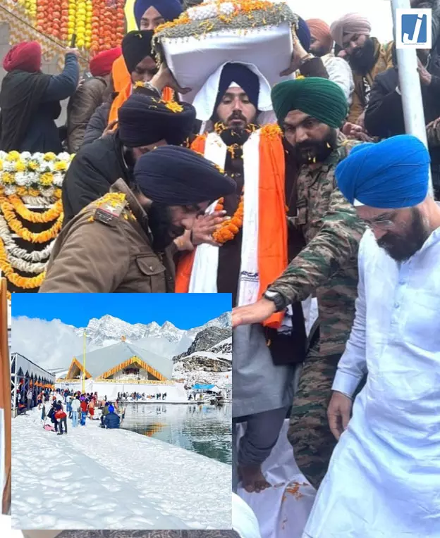 हेमकुंड साहिब के कपाट शीतकाल के लिए बंद, बर्फबारी के बीच गूंजे शब्द कीर्तन हेमकुंड साहिब के कपाट शीतकाल के लिए बंद, बर्फबारी के बीच गूंजे शब्द कीर्तन