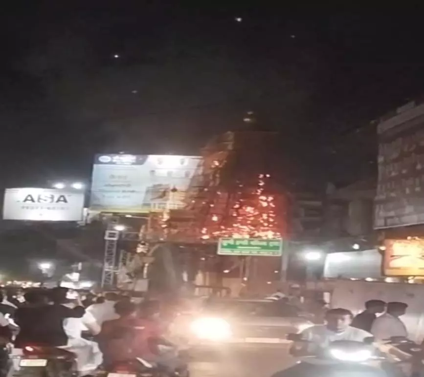 रायपुर के दुर्गा पंडाल मे लगी भीषण आग रायपुर के दुर्गा पंडाल मे लगी भीषण आग