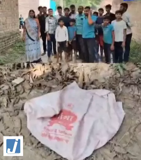 झोले में मिला लावारिस नवजात, रोने की आवाज सुनकर पहुंचे ग्रामीण झोले में मिला लावारिस नवजात, रोने की आवाज सुनकर पहुंचे ग्रामीण