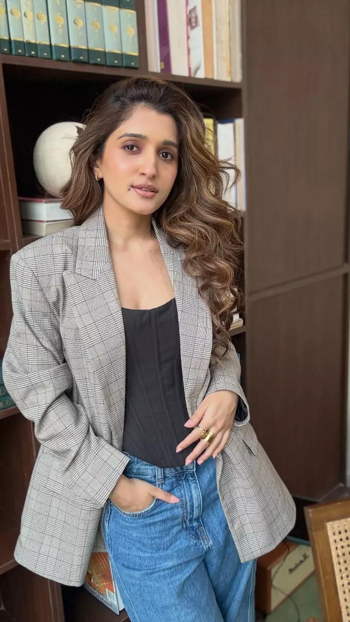 ब्लेजर और जींस में निधि शाह ने बिखेरा जलवा